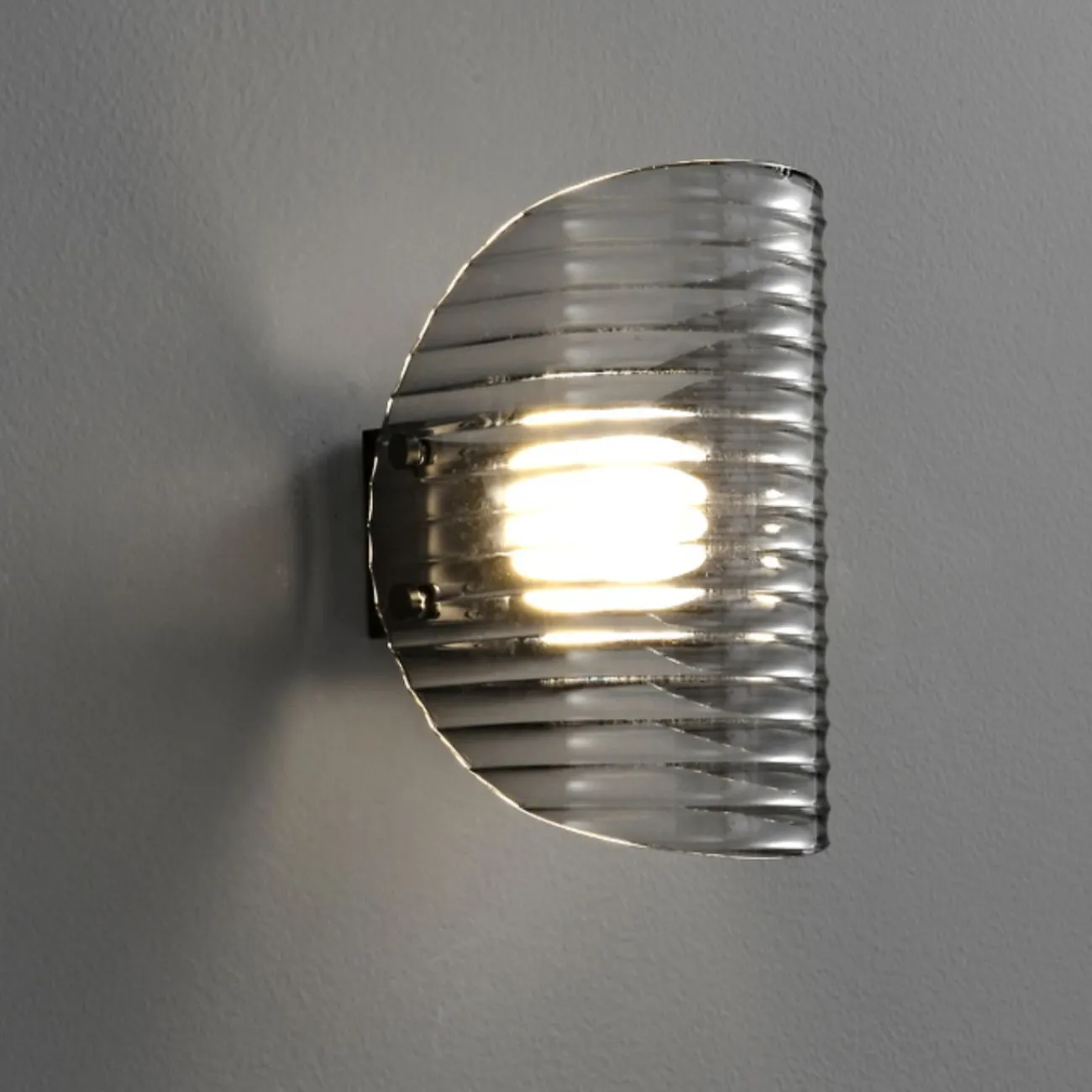 Серия настенных светодиодных светильников с изогнутыми рельефными рассеивателями из дымчатого стекла GASPAR WALL H48