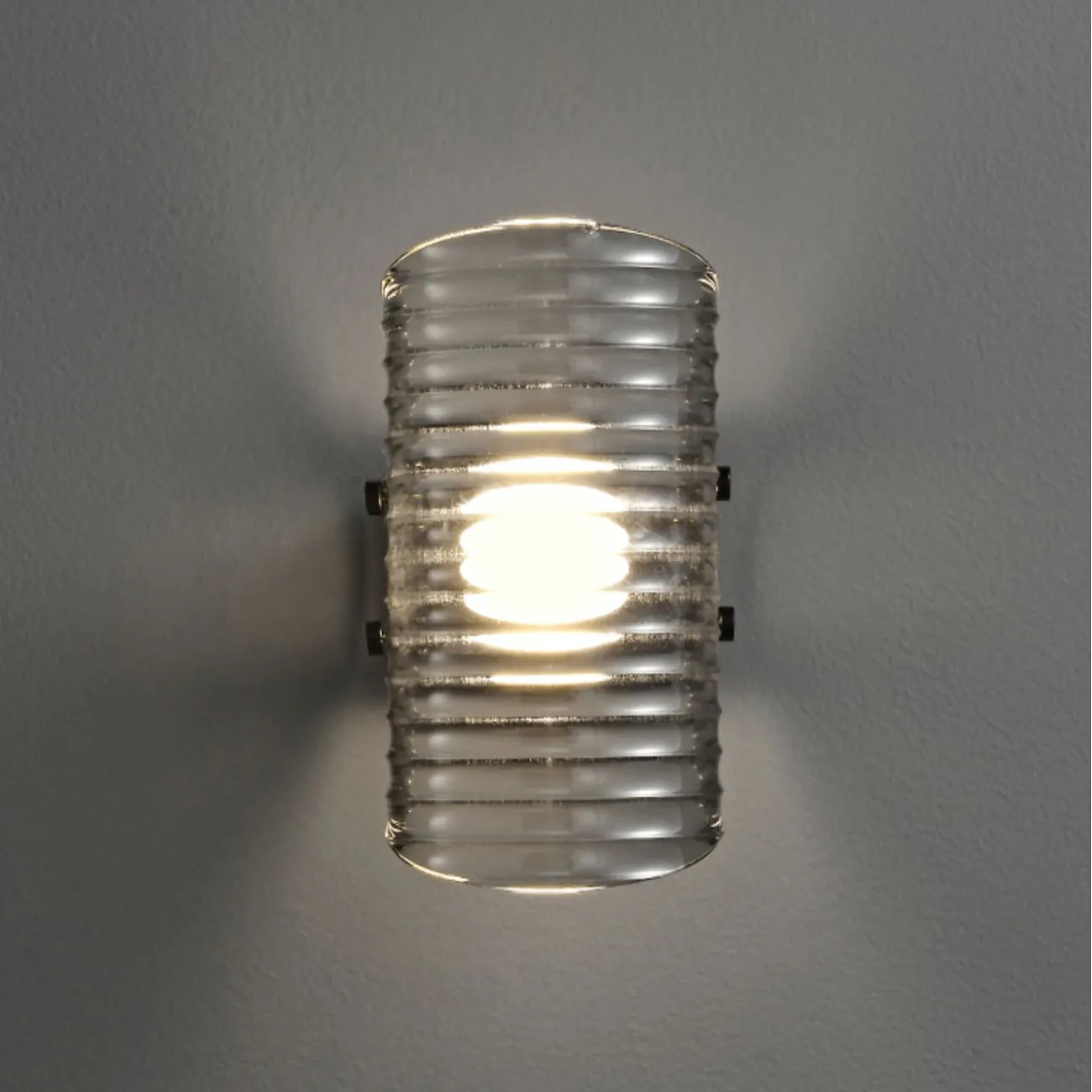 Серия настенных светодиодных светильников с изогнутыми рельефными рассеивателями из дымчатого стекла GASPAR WALL H48