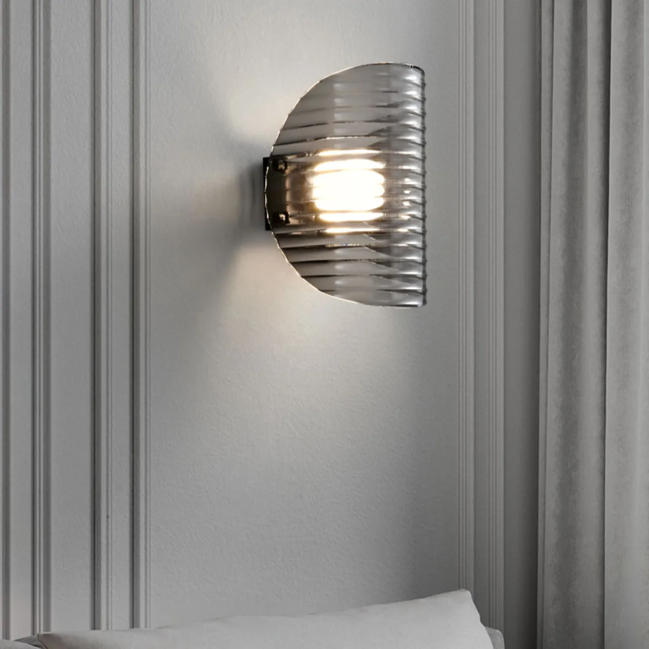 Серия настенных светодиодных светильников с изогнутыми рельефными рассеивателями из дымчатого стекла GASPAR WALL H48