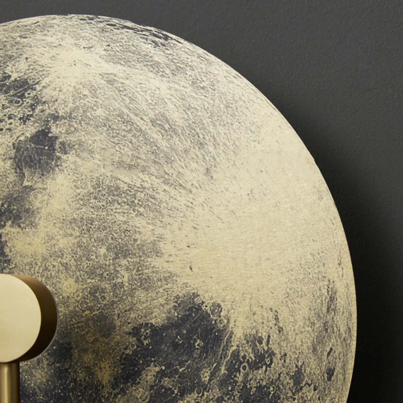 Настенный светодиодный светильник-инсталляция с изображением луны, подсвеченной круглым плафоном на латунном кронштейне ASTRONOMY D34