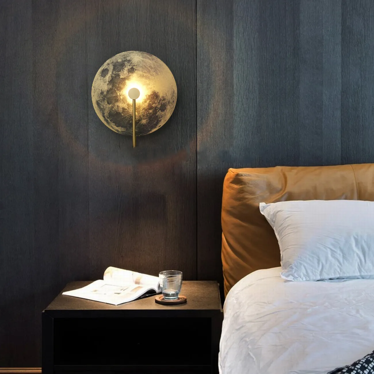 Настенный светодиодный светильник-инсталляция с изображением луны, подсвеченной круглым плафоном на латунном кронштейне ASTRONOMY D34