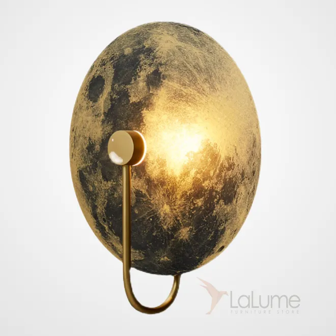 Настенный светодиодный светильник-инсталляция с изображением луны, подсвеченной круглым плафоном на латунном кронштейне ASTRONOMY D32