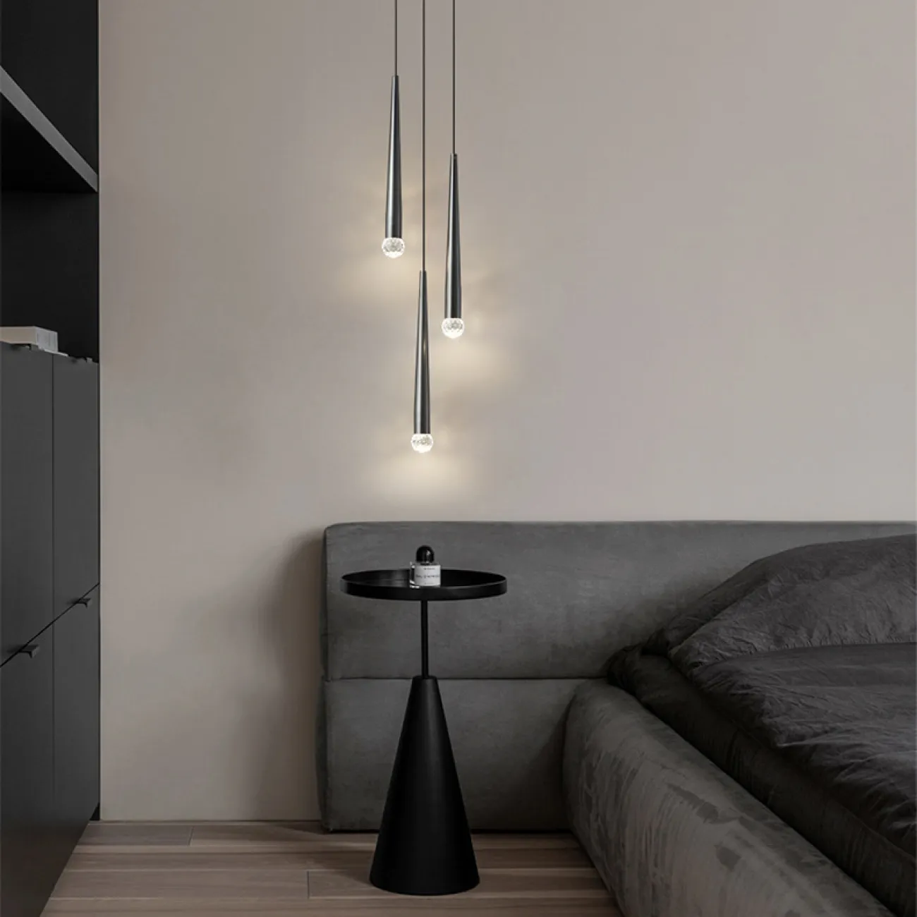 Готовая комбинация подвесных светодиодных светильников с плафонами удлиненной конической формы и декором в виде хрустальных камней MAGRIT LUX MORE L2 Black