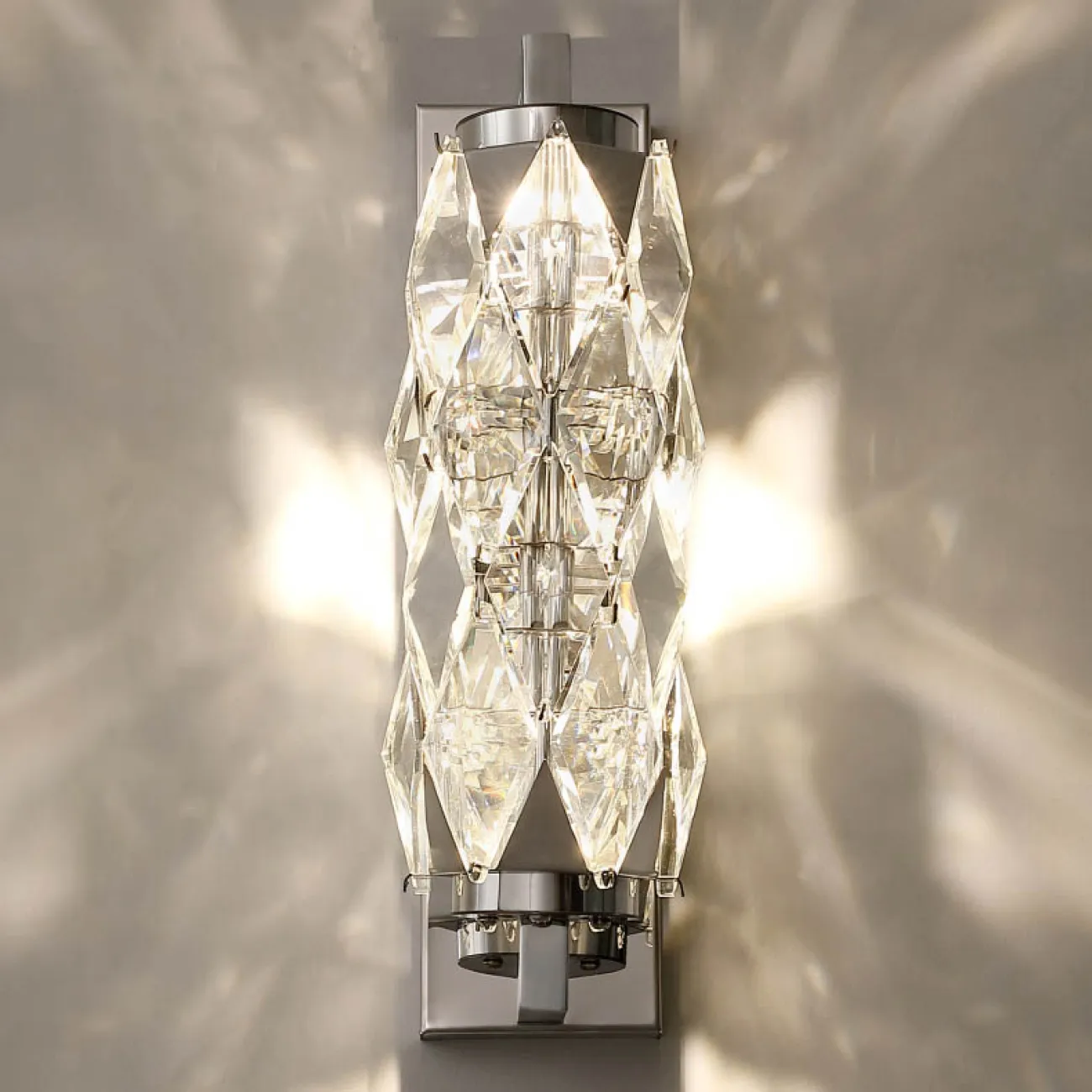 Серия настенных светодиодных светильников с витым многогранным плафоном из хрусталя в хромированном держателе ROYAL H32