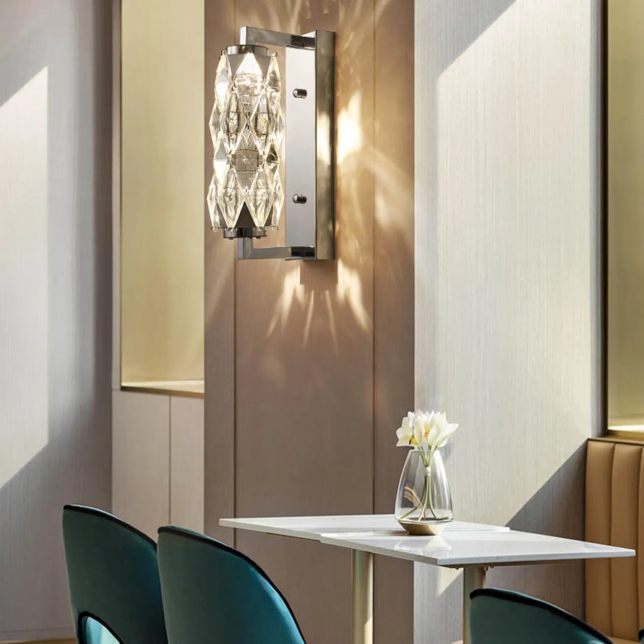 Серия настенных светодиодных светильников с витым многогранным плафоном из хрусталя в хромированном держателе ROYAL H32