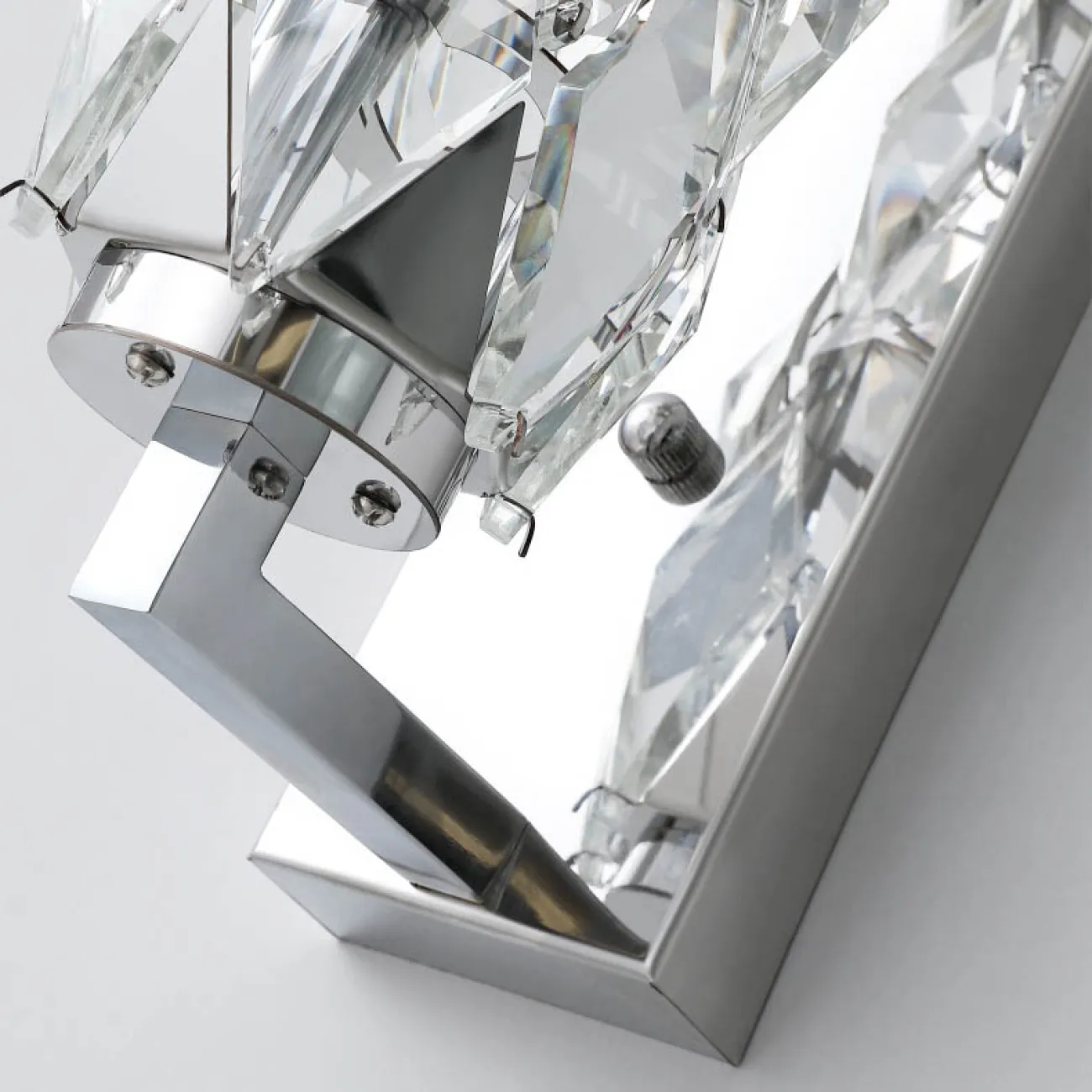 Серия настенных светодиодных светильников с витым многогранным плафоном из хрусталя в хромированном держателе ROYAL H32