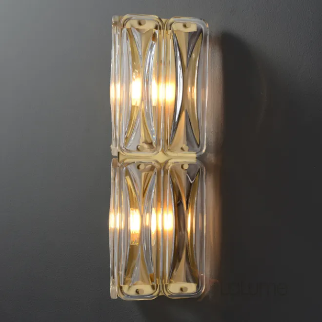 Серия настенных светильников с прямоугольными рассеивателями из выдувного стекла на каркасе в форме треугольной призмы SARIA WALL H49