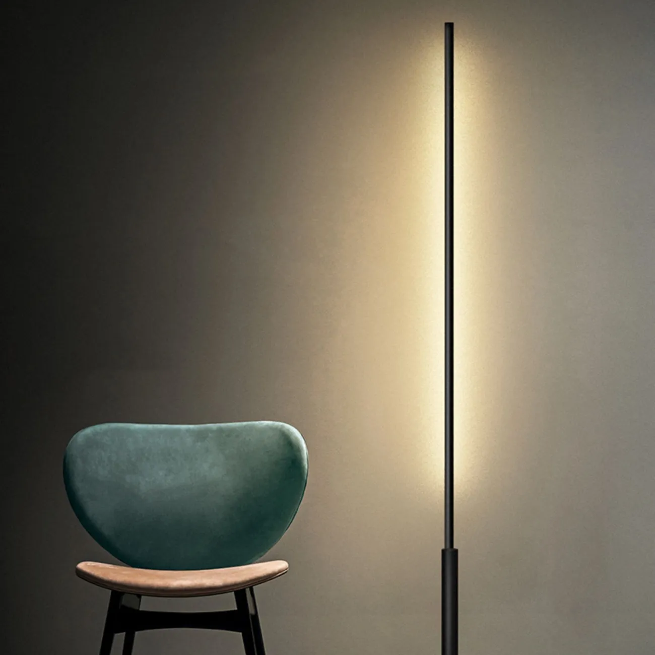 Напольная лампа с прямоугольной LED-панелью на вытянутом трубчатом корпусе с треугольным основанием MAIFRID 4000К