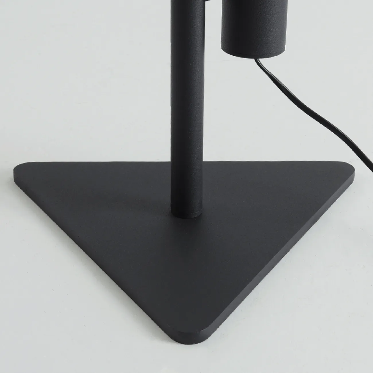 Напольная лампа с прямоугольной LED-панелью на вытянутом трубчатом корпусе с треугольным основанием MAIFRID 4000К