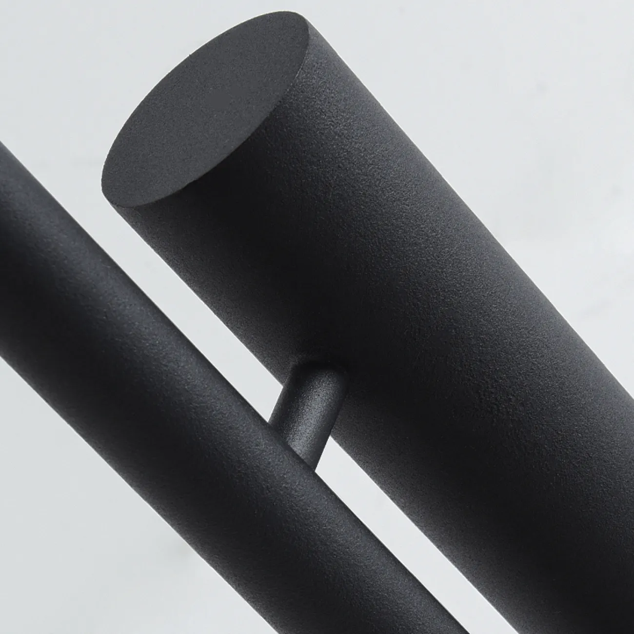 Напольная лампа с прямоугольной LED-панелью на вытянутом трубчатом корпусе с треугольным основанием MAIFRID 4000К