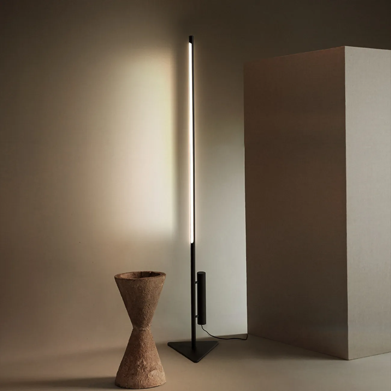 Напольная лампа с прямоугольной LED-панелью на вытянутом трубчатом корпусе с треугольным основанием MAIFRID 4000К