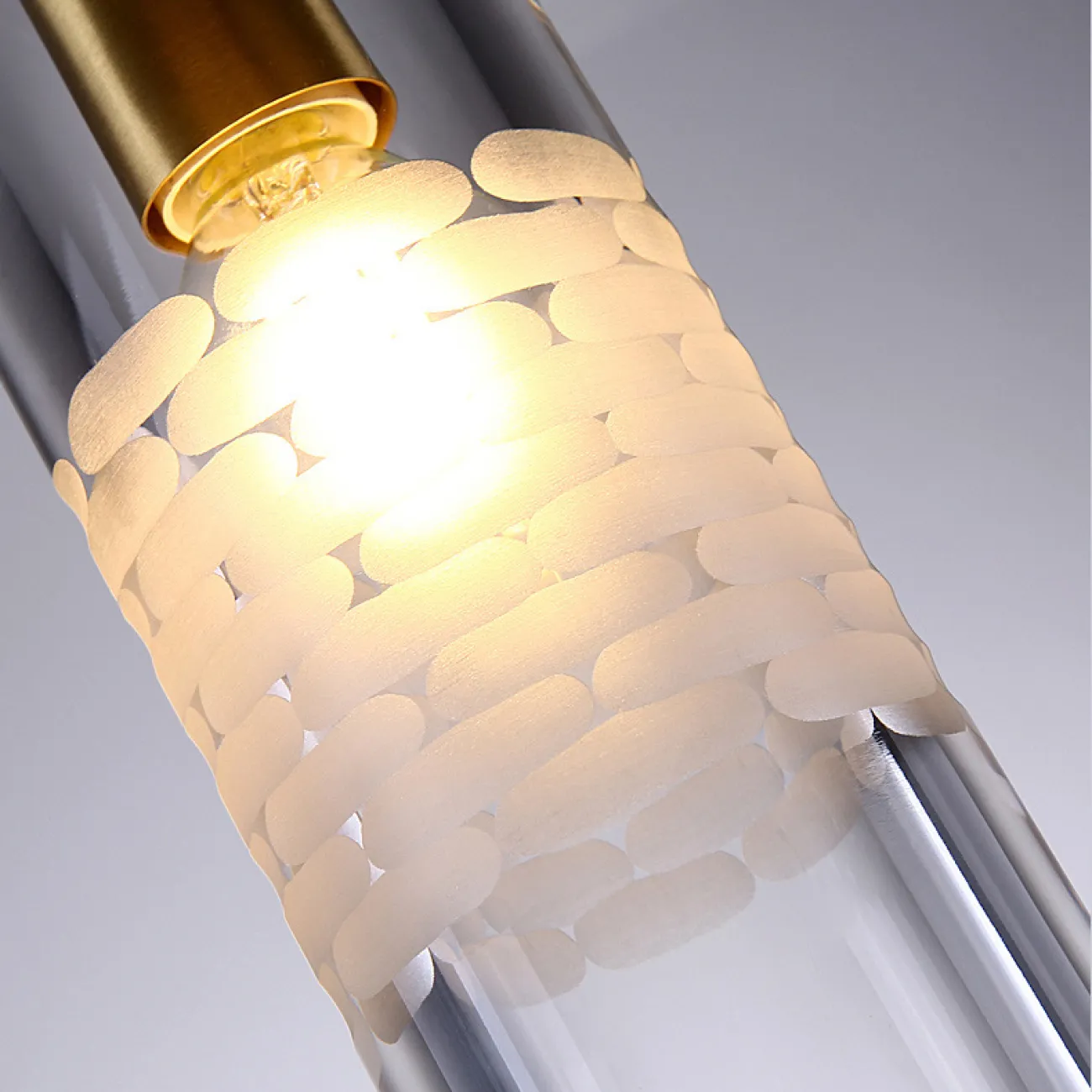 Готовая комбинация подвесных светильников с цилиндрическими плафонами из хрусталя с декоративной пузырьковой гравировкой белого цвета GESINA TRIO