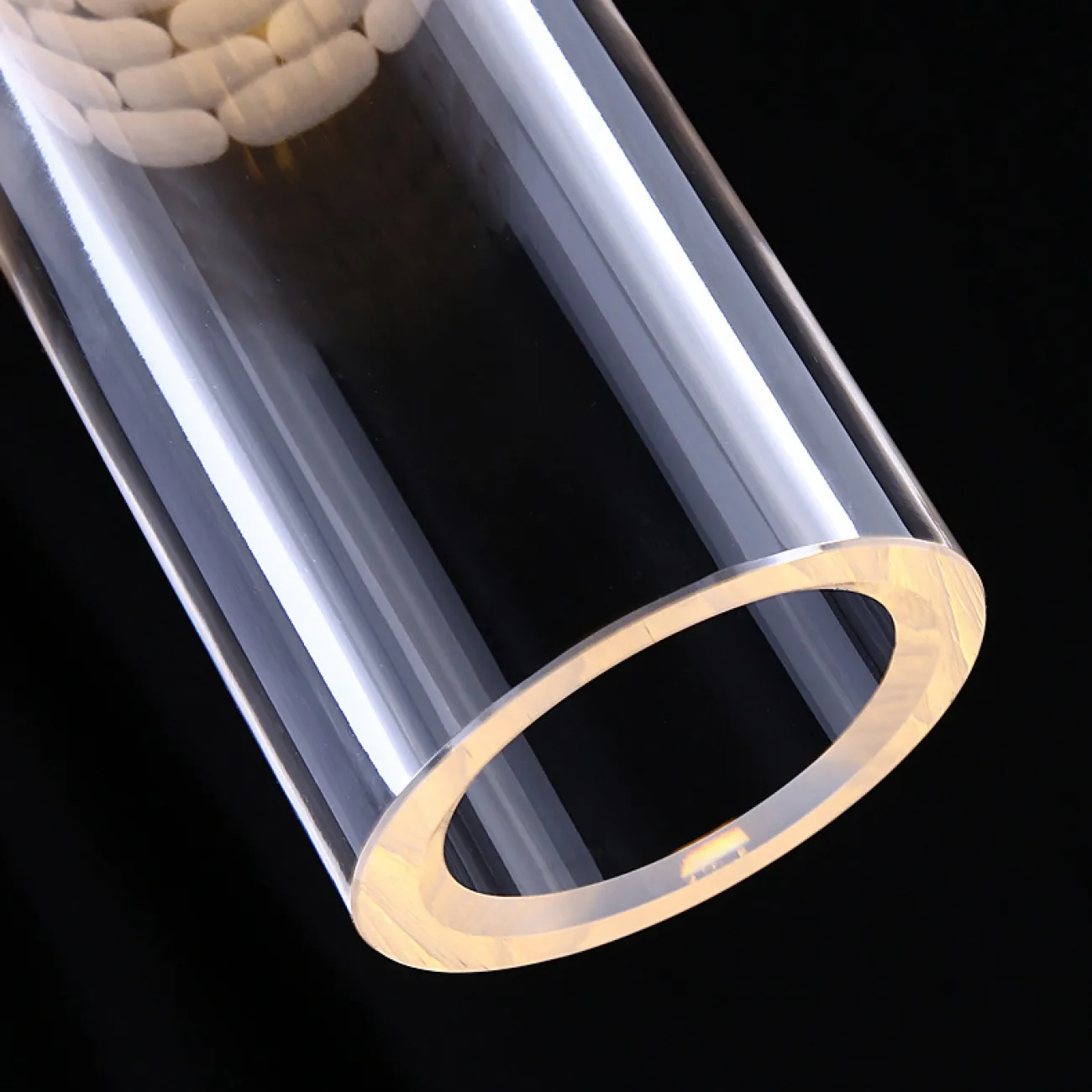 Готовая комбинация подвесных светильников с цилиндрическими плафонами из хрусталя с декоративной пузырьковой гравировкой белого цвета GESINA TRIO