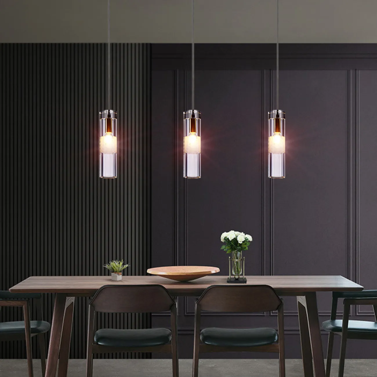 Готовая комбинация подвесных светильников с цилиндрическими плафонами из хрусталя с декоративной пузырьковой гравировкой белого цвета GESINA TRIO