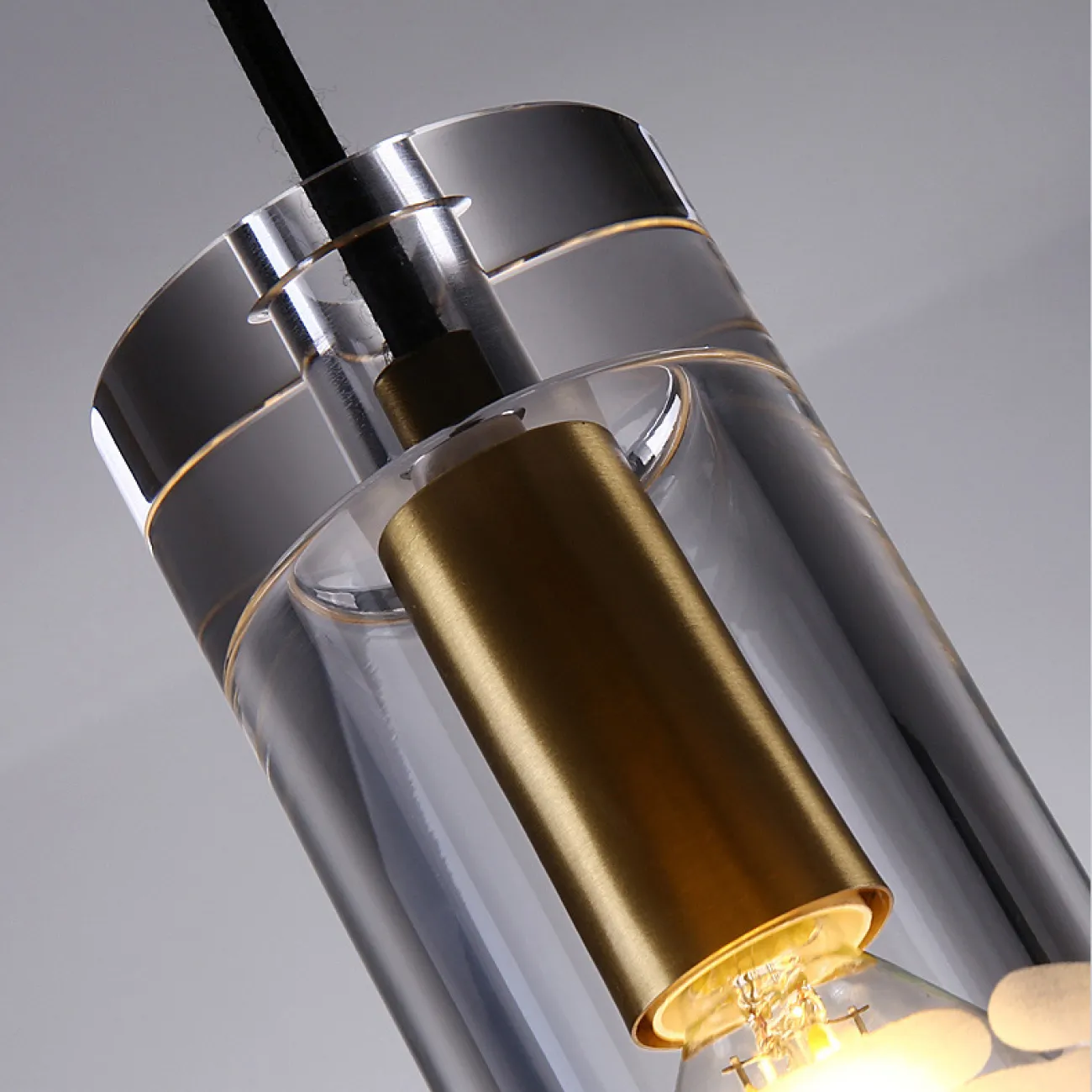 Готовая комбинация подвесных светильников с цилиндрическими плафонами из хрусталя с декоративной пузырьковой гравировкой белого цвета GESINA TRIO