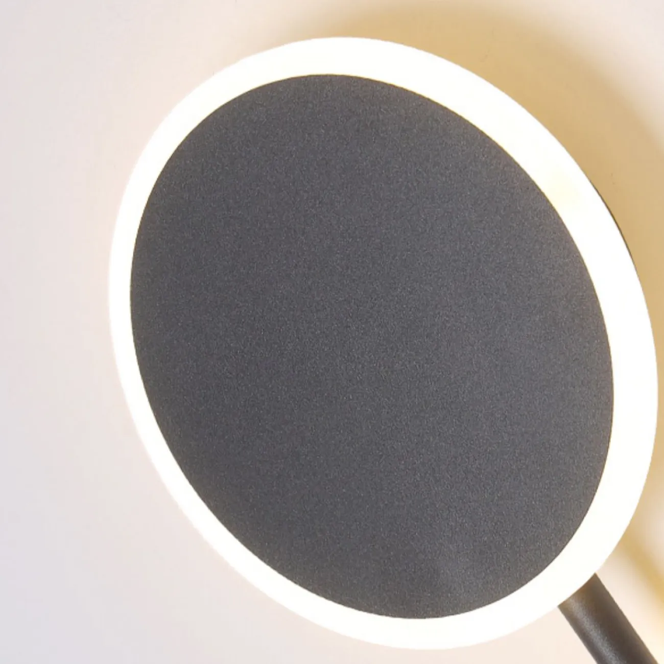 Серия настенных светильников в виде комбинации дисковидного плафона и вертикальной стойки с внешней LED-подсветкой MARA H100 White 4000К