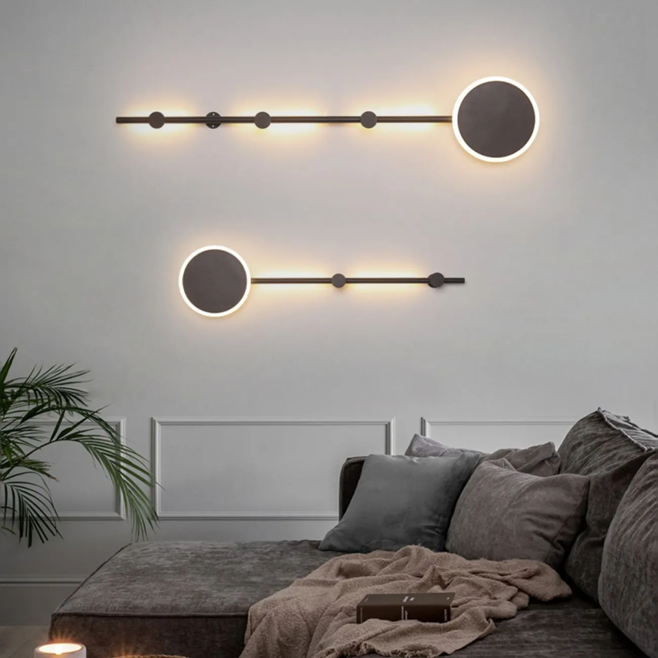 Серия настенных светильников в виде комбинации дисковидного плафона и вертикальной стойки с внешней LED-подсветкой MARA H100 White 4000К