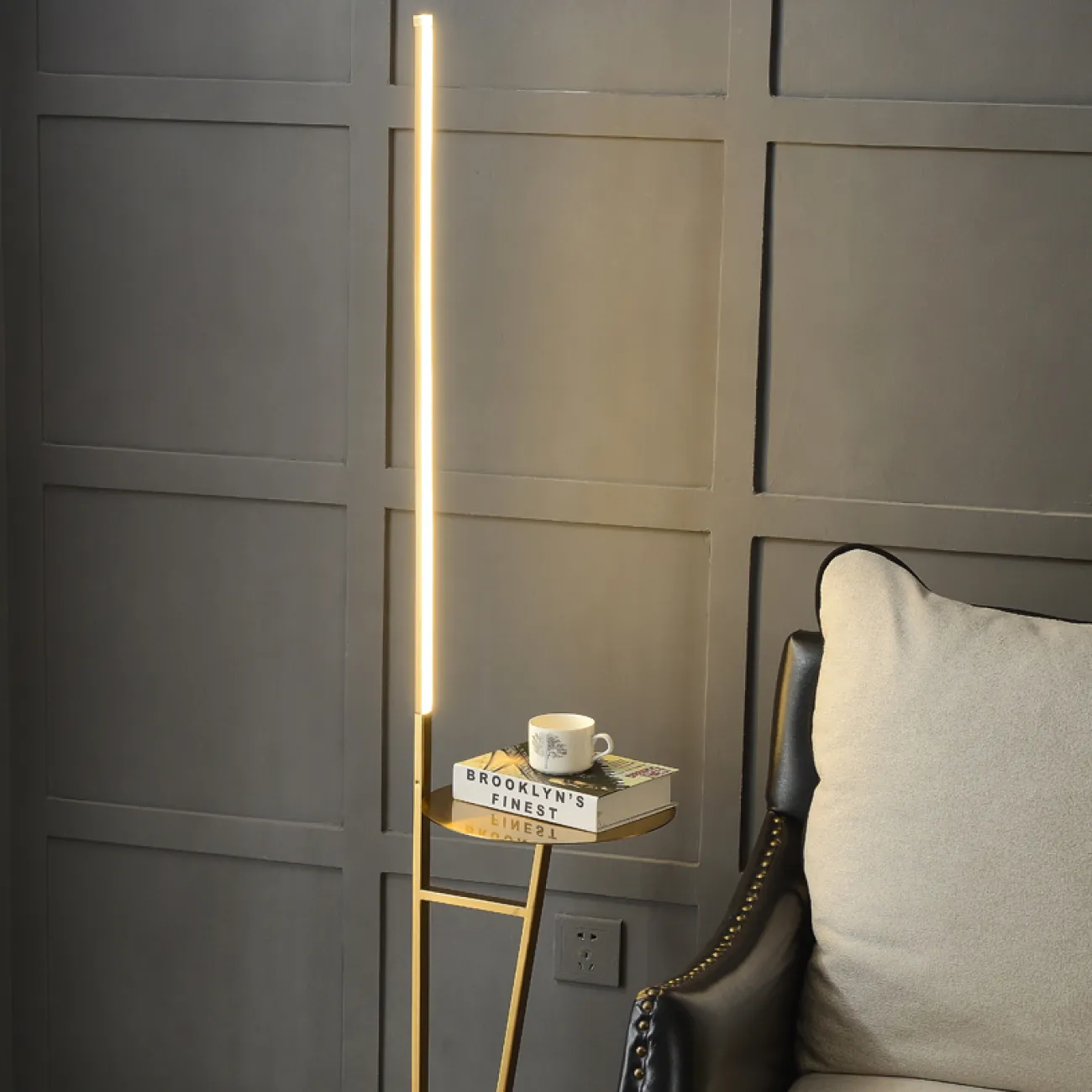 Серия напольных ламп в виде комбинации прямоугольной стойки с LED-подсветкой и предметной полочки из металла и мрамора RICARDA A Brass