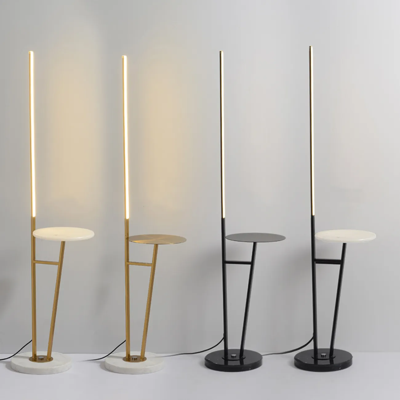 Серия напольных ламп в виде комбинации прямоугольной стойки с LED-подсветкой и предметной полочки из металла и мрамора RICARDA A Brass