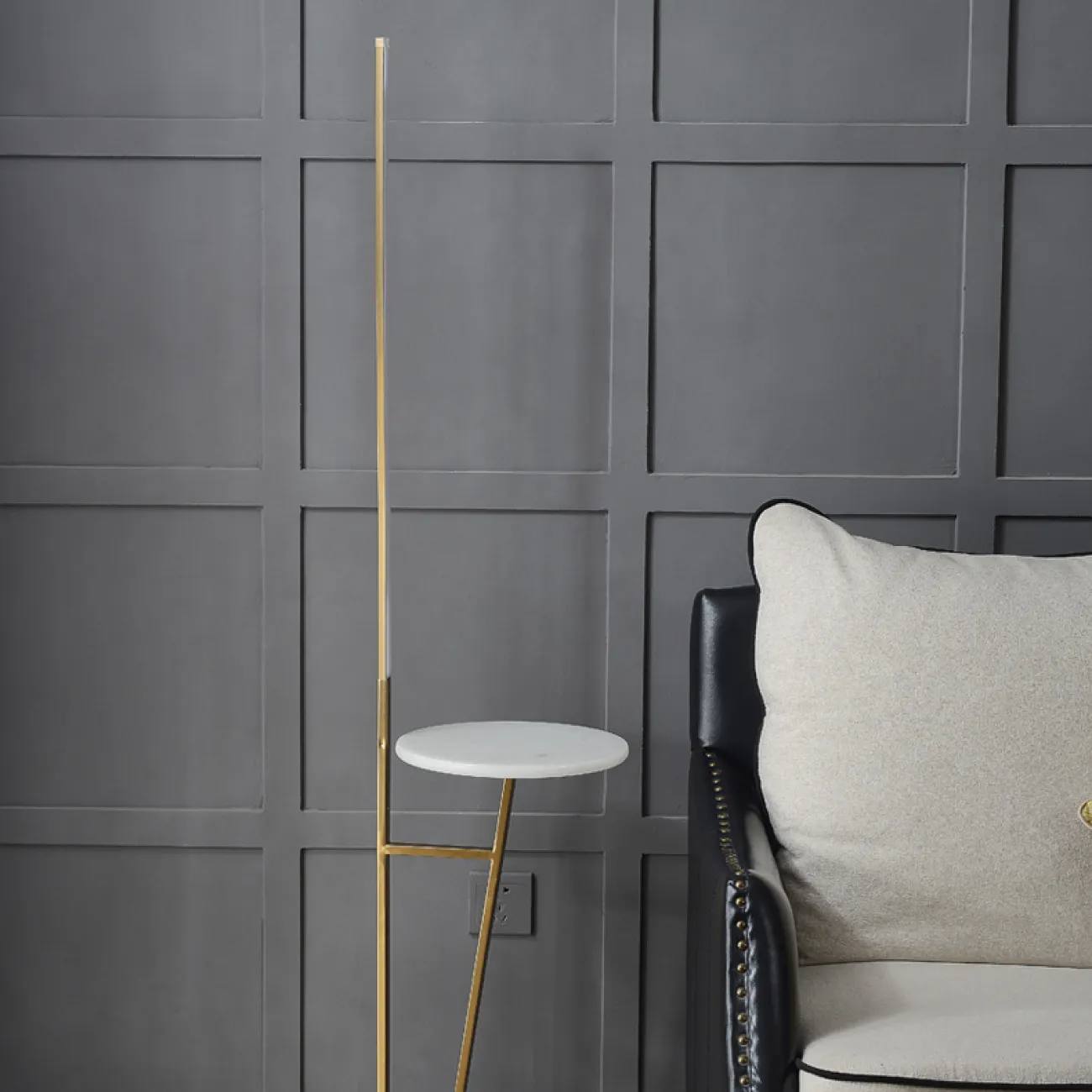 Серия напольных ламп в виде комбинации прямоугольной стойки с LED-подсветкой и предметной полочки из металла и мрамора RICARDA A Brass