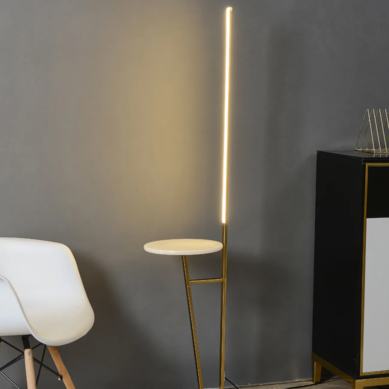 Серия напольных ламп в виде комбинации прямоугольной стойки с LED-подсветкой и предметной полочки из металла и мрамора RICARDA A Brass