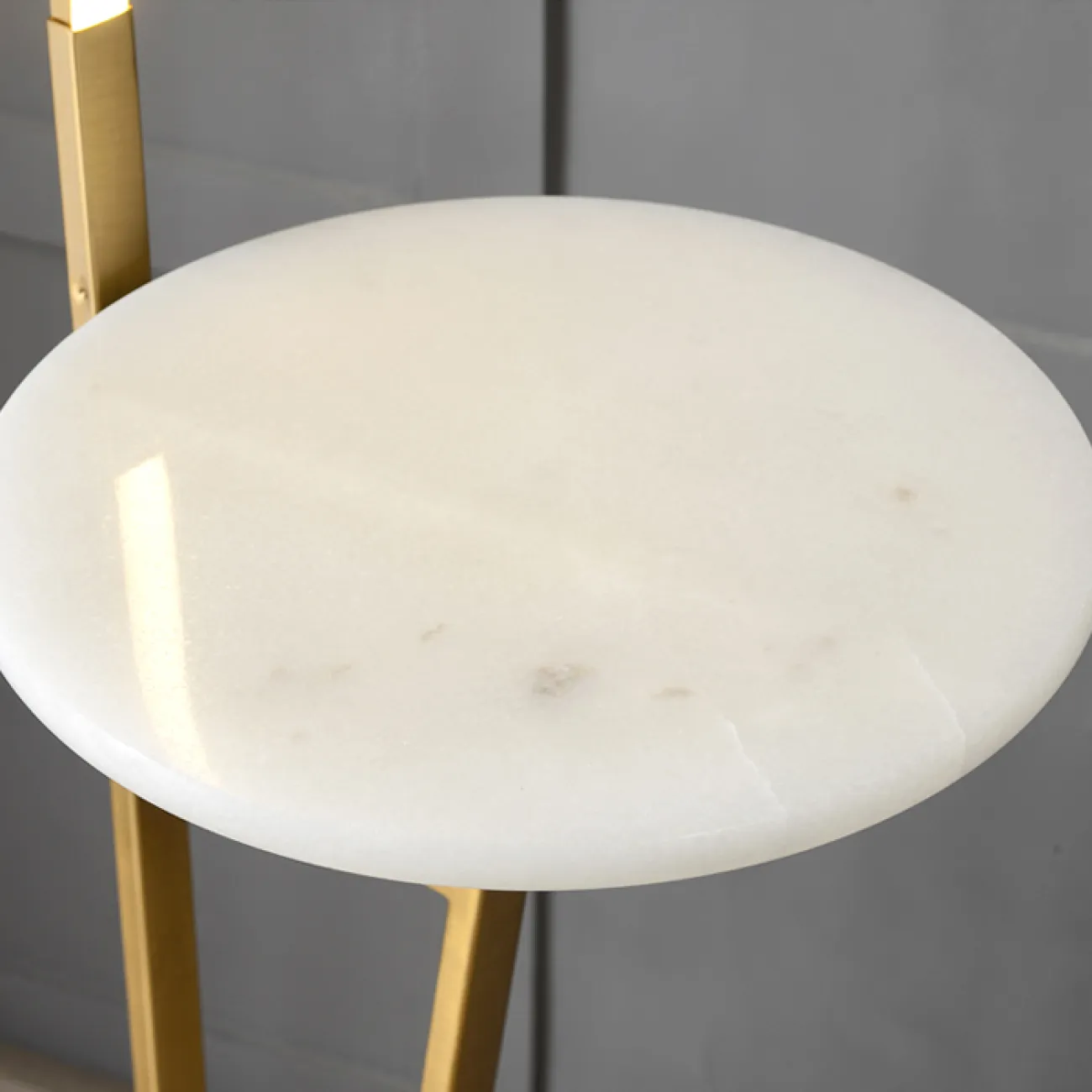 Серия напольных ламп в виде комбинации прямоугольной стойки с LED-подсветкой и предметной полочки из металла и мрамора RICARDA A Brass