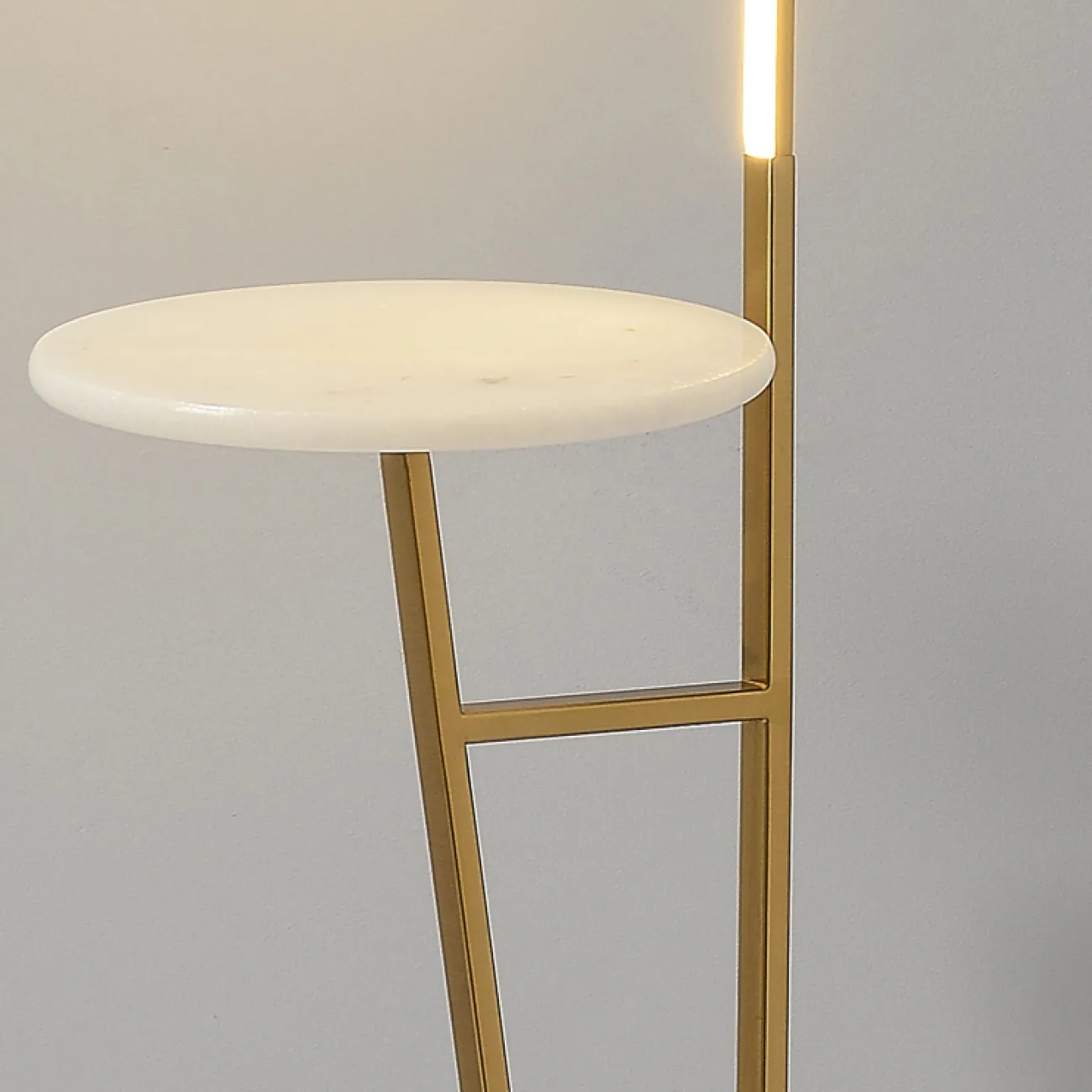 Серия напольных ламп в виде комбинации прямоугольной стойки с LED-подсветкой и предметной полочки из металла и мрамора RICARDA A Brass