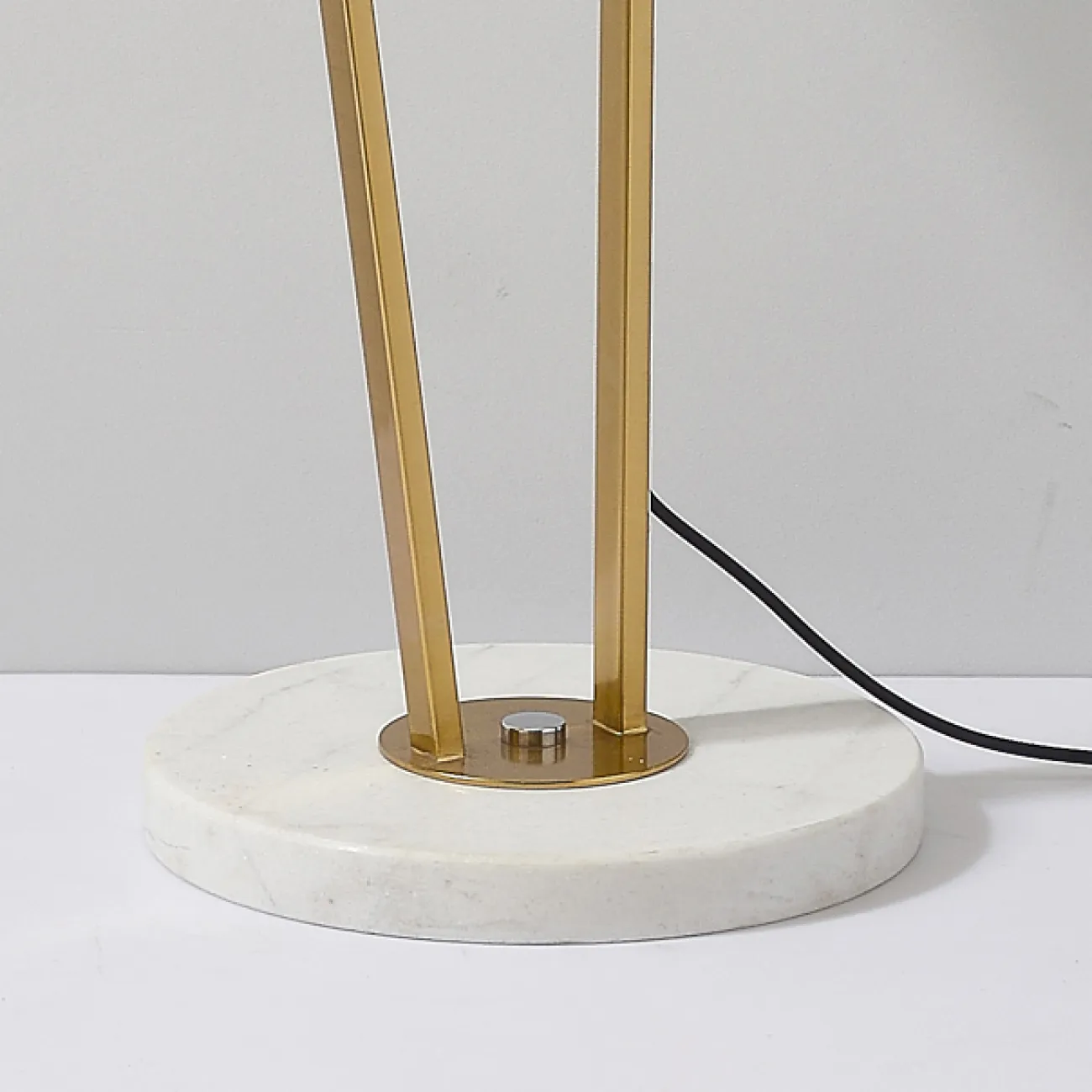 Серия напольных ламп в виде комбинации прямоугольной стойки с LED-подсветкой и предметной полочки из металла и мрамора RICARDA A Brass