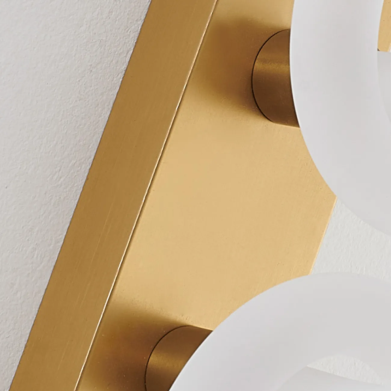 Серия настенных светодиодных светильников со скрещенными трубчатыми плафонами дугообразной формы GALAXY H100 Chrome