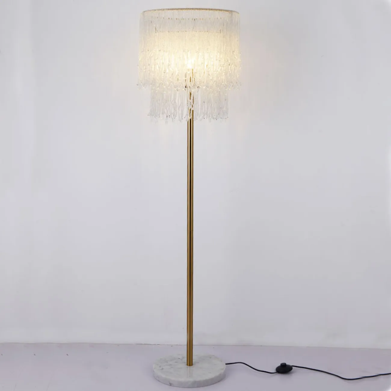 Напольный светильник с двухъярусным абажуром из подвесок, собранных из круглых и каплевидных хрустальных бусин LABEL FL Напольный светильник с двухъярусным абажуром из подвесок, собранных из круглых и каплевидных хрустальных бусин LABEL FL