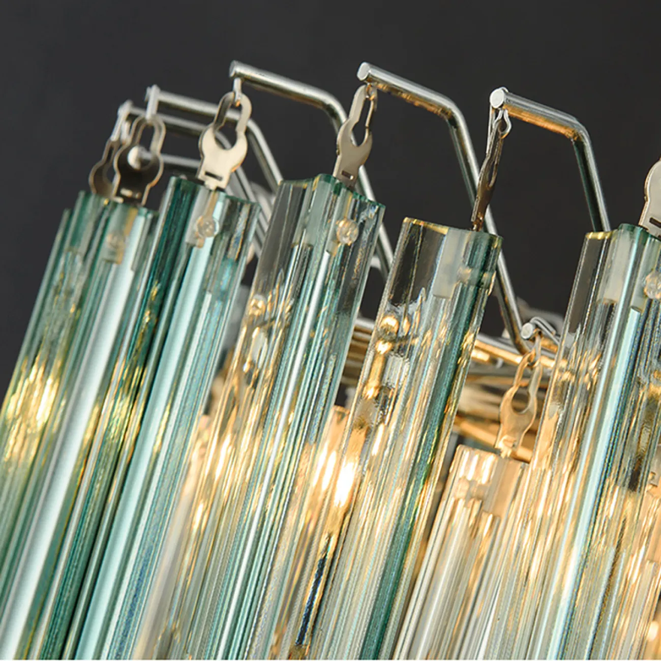 Подвесная стеклянная люстра в стиле постмодерн