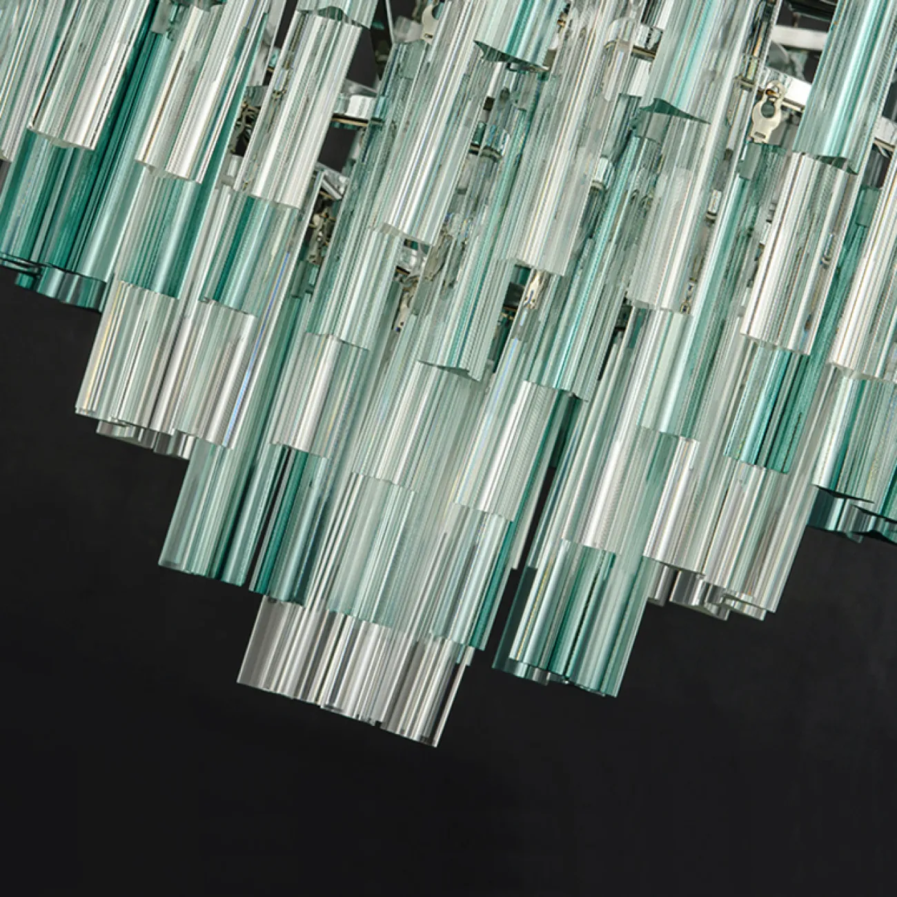 Подвесная стеклянная люстра в стиле постмодерн