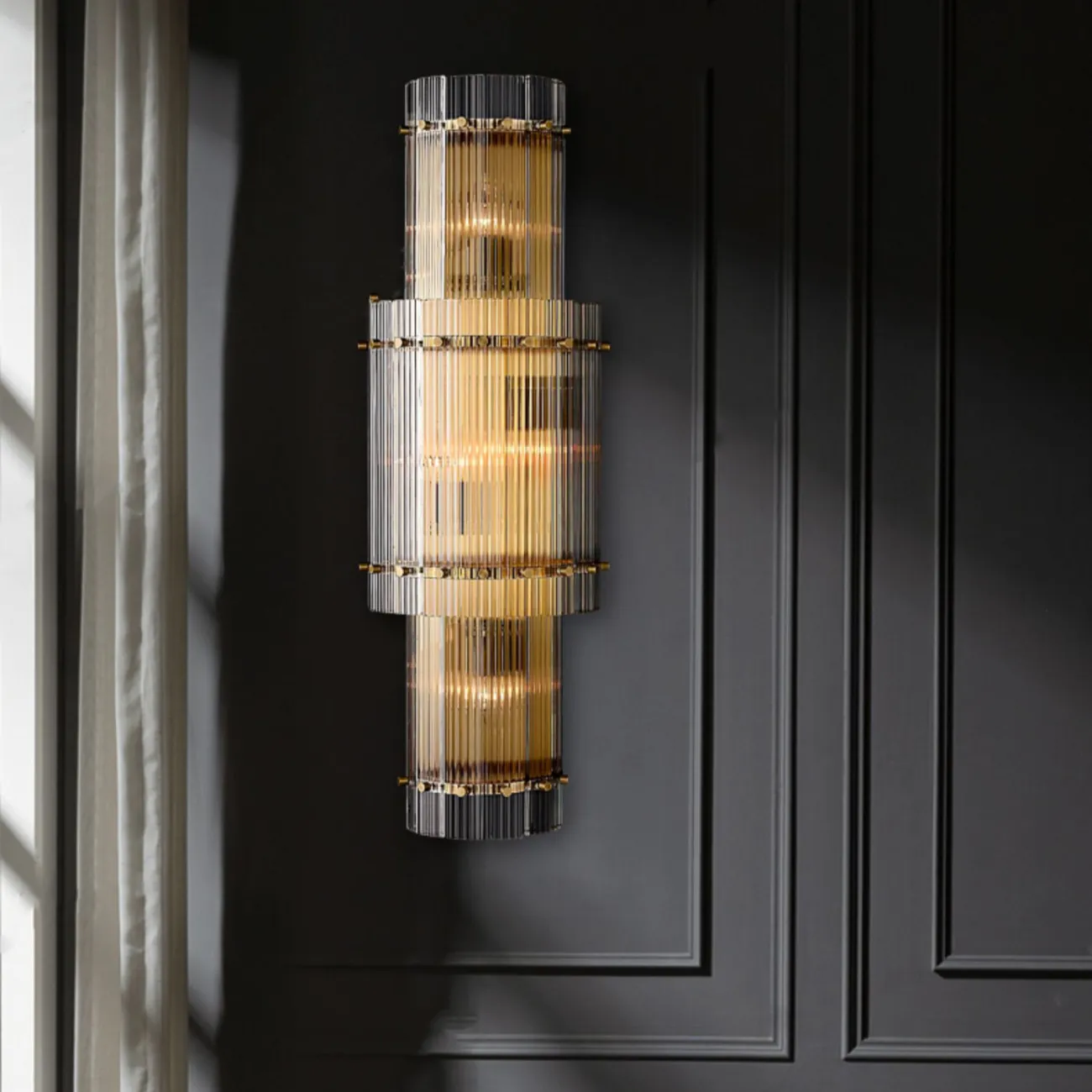 Настенный светильник с трехъярусным плафоном из рельефных стеклянных пластин прямоугольной формы RUDINE B