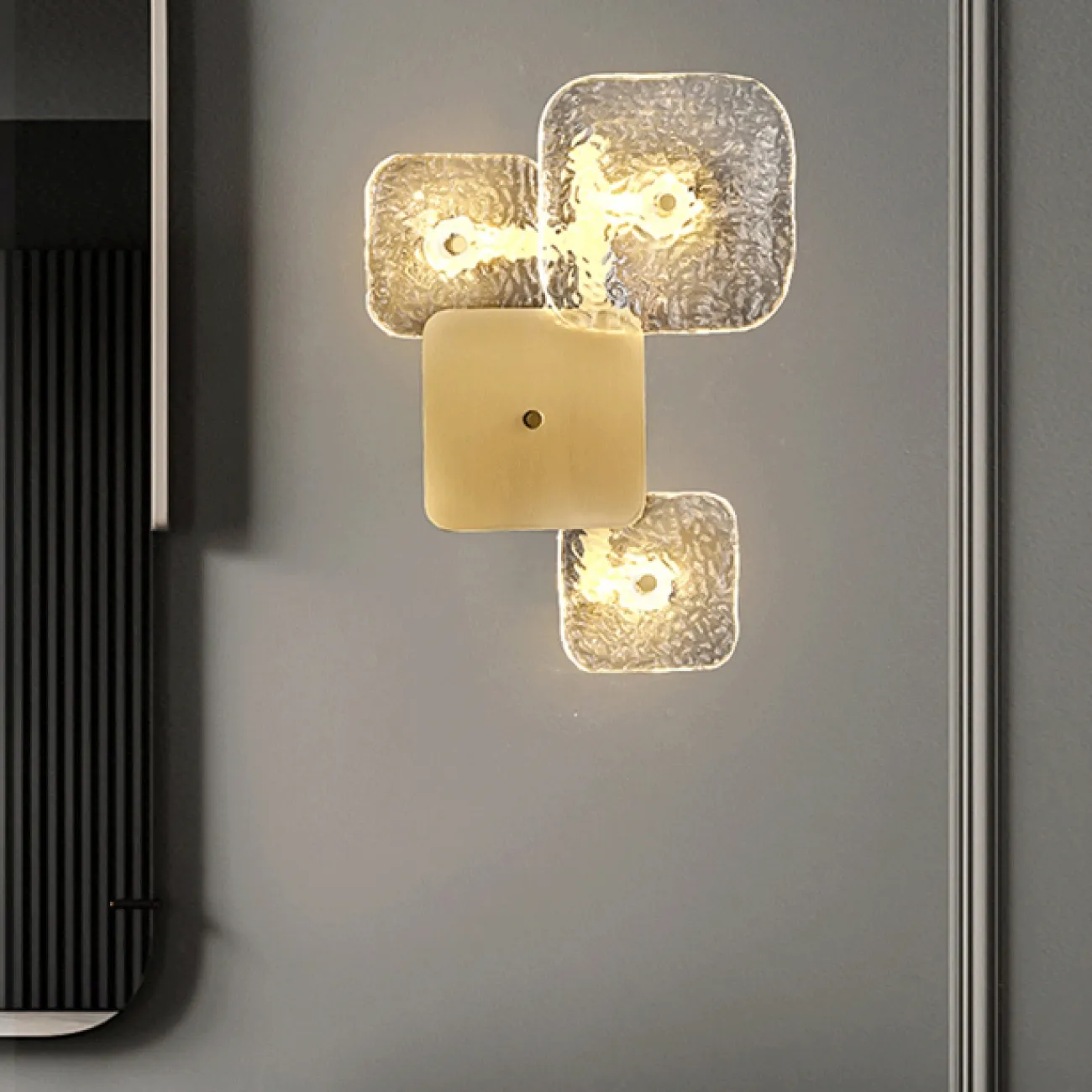 Серия настенных светильников в виде комбинации квадратных рассеивателей из металла и рельефного стекла DEBRA H70