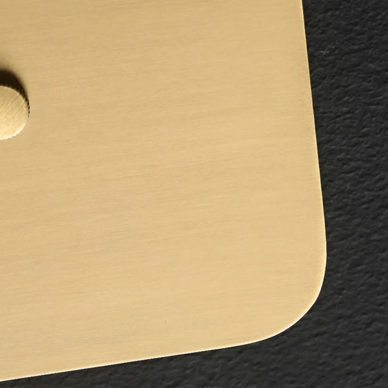 Серия настенных светильников в виде комбинации квадратных рассеивателей из металла и рельефного стекла DEBRA H70