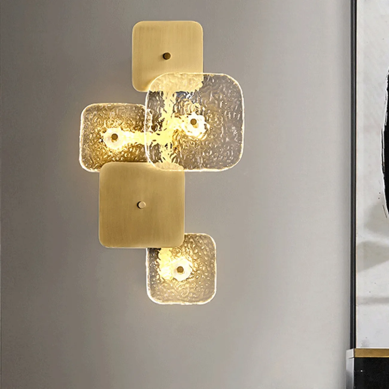 Серия настенных светильников в виде комбинации квадратных рассеивателей из металла и рельефного стекла DEBRA H70