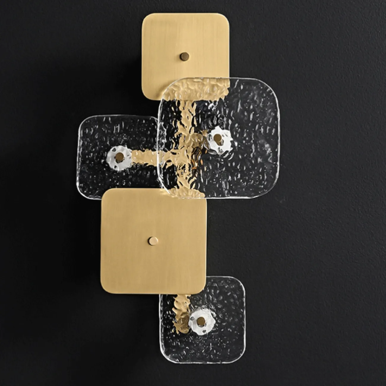 Серия настенных светильников в виде комбинации квадратных рассеивателей из металла и рельефного стекла DEBRA H70