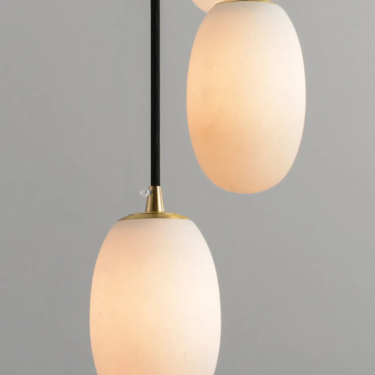 Готовая комбинация подвесных светильников с шаровидными плафонами из натурального белого мрамора LOU MORE D30