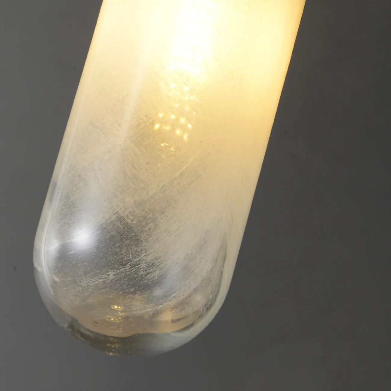 Готовая комбинация подвесных светильников c цилиндрическими плафонами из белого стекла с эффектом льда LIESEL MORE