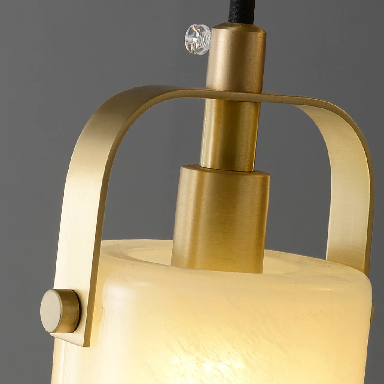 Готовая комбинация подвесных светильников c цилиндрическими плафонами из белого стекла с эффектом льда LIESEL MORE