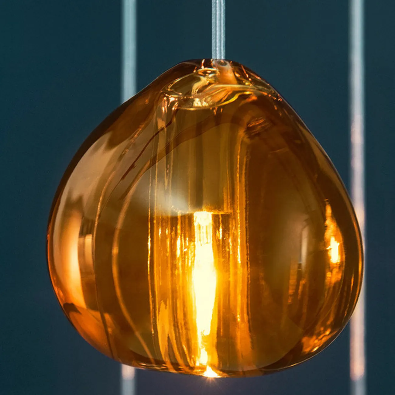 Готовая комбинация подвесных светильников с каплевидными плафонами из прозрачного и янтарного стекла METEORA B COMBO D60 Amber
