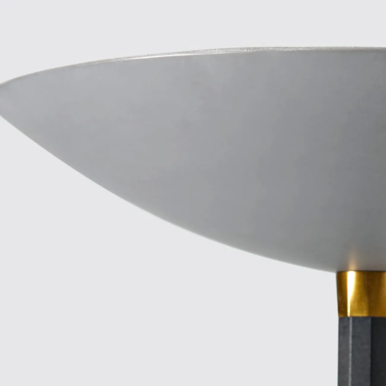 Серия напольных ламп с каменным абажуром в форме чаши на призматическом основании URPO FL