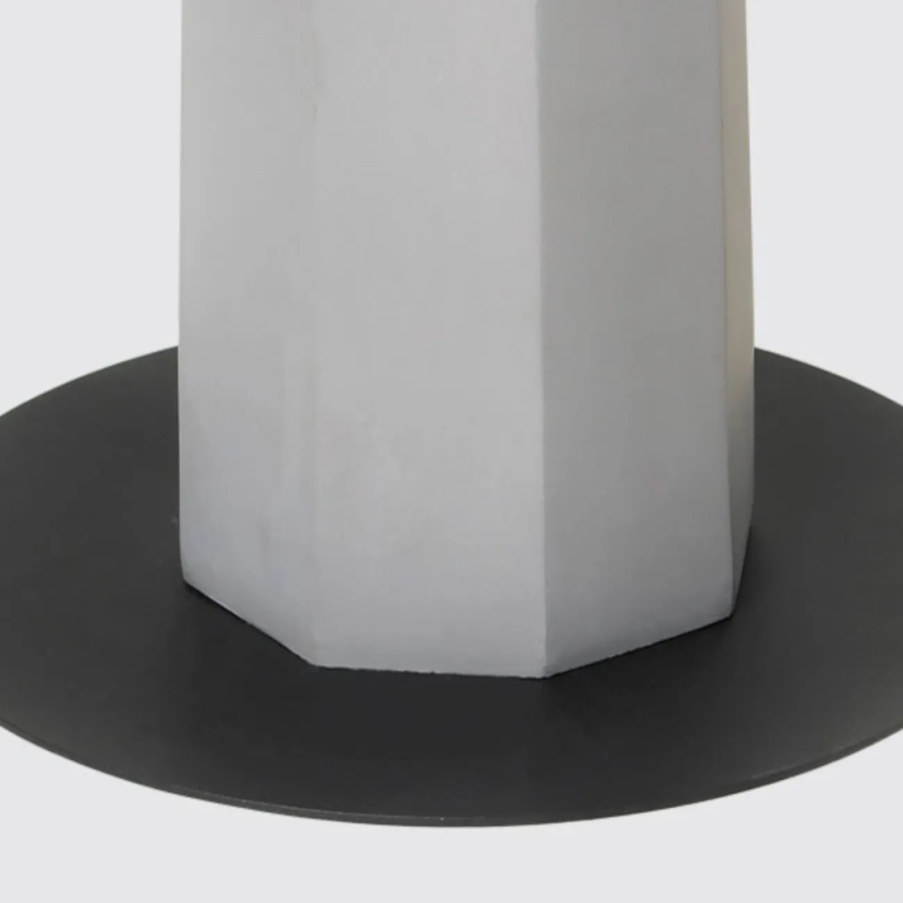 Серия напольных ламп с каменным абажуром в форме чаши на призматическом основании URPO FL