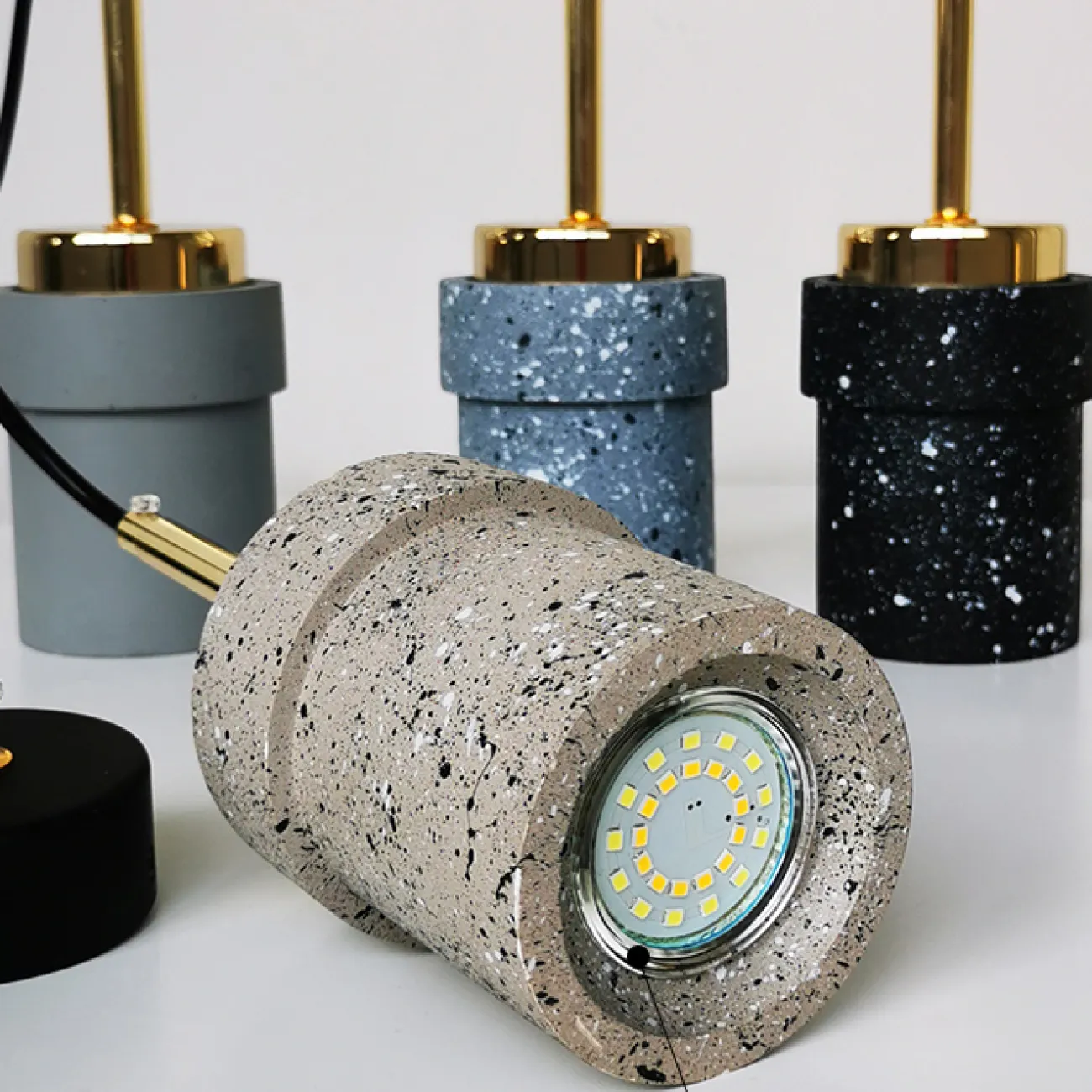 Готовая комбинация подвесных светодиодных светильников с цилиндрическими плафонами из цветного мрамора терраццо JERKEN COMBO L3 Планка