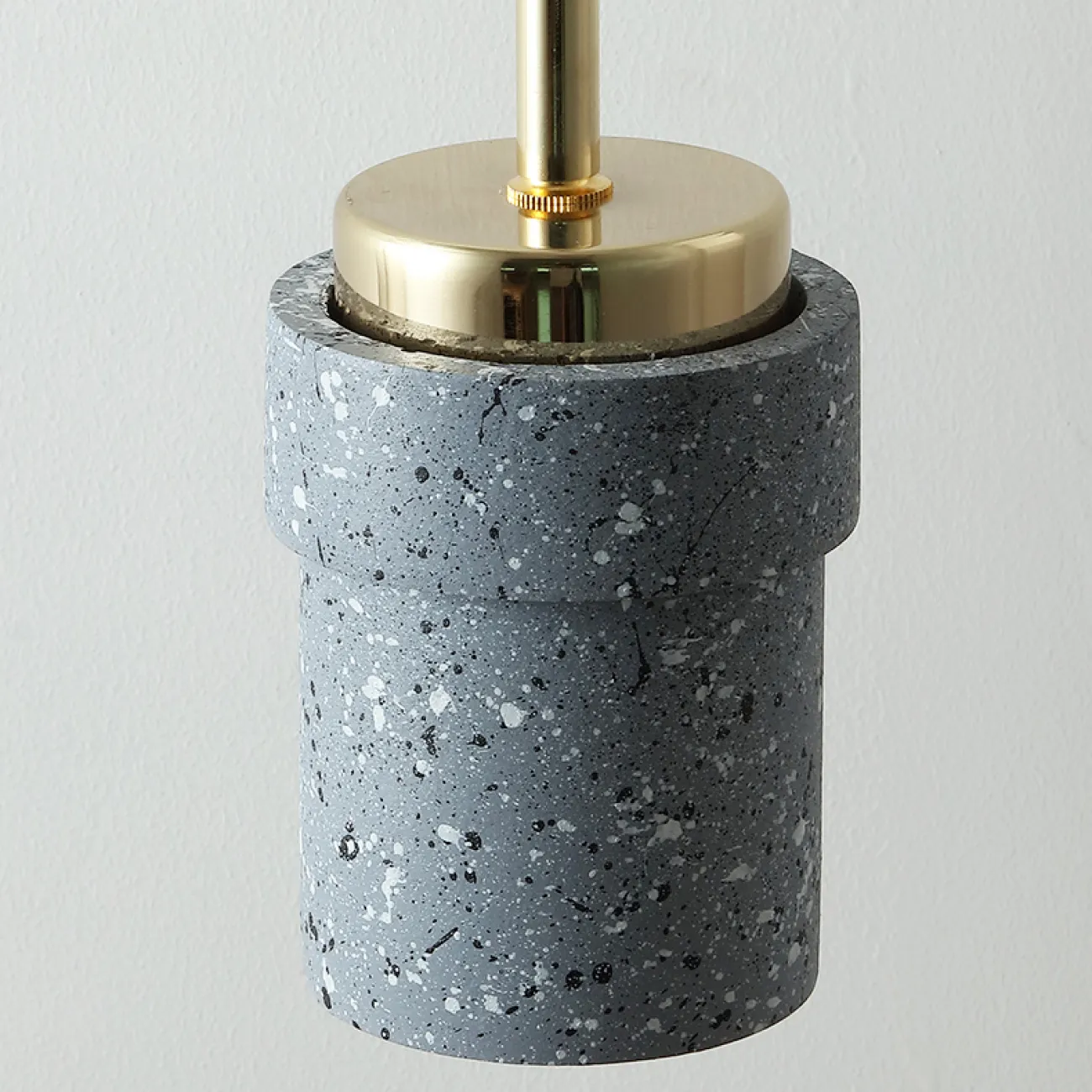 Готовая комбинация подвесных светодиодных светильников с цилиндрическими плафонами из цветного мрамора терраццо JERKEN COMBO L3 Планка