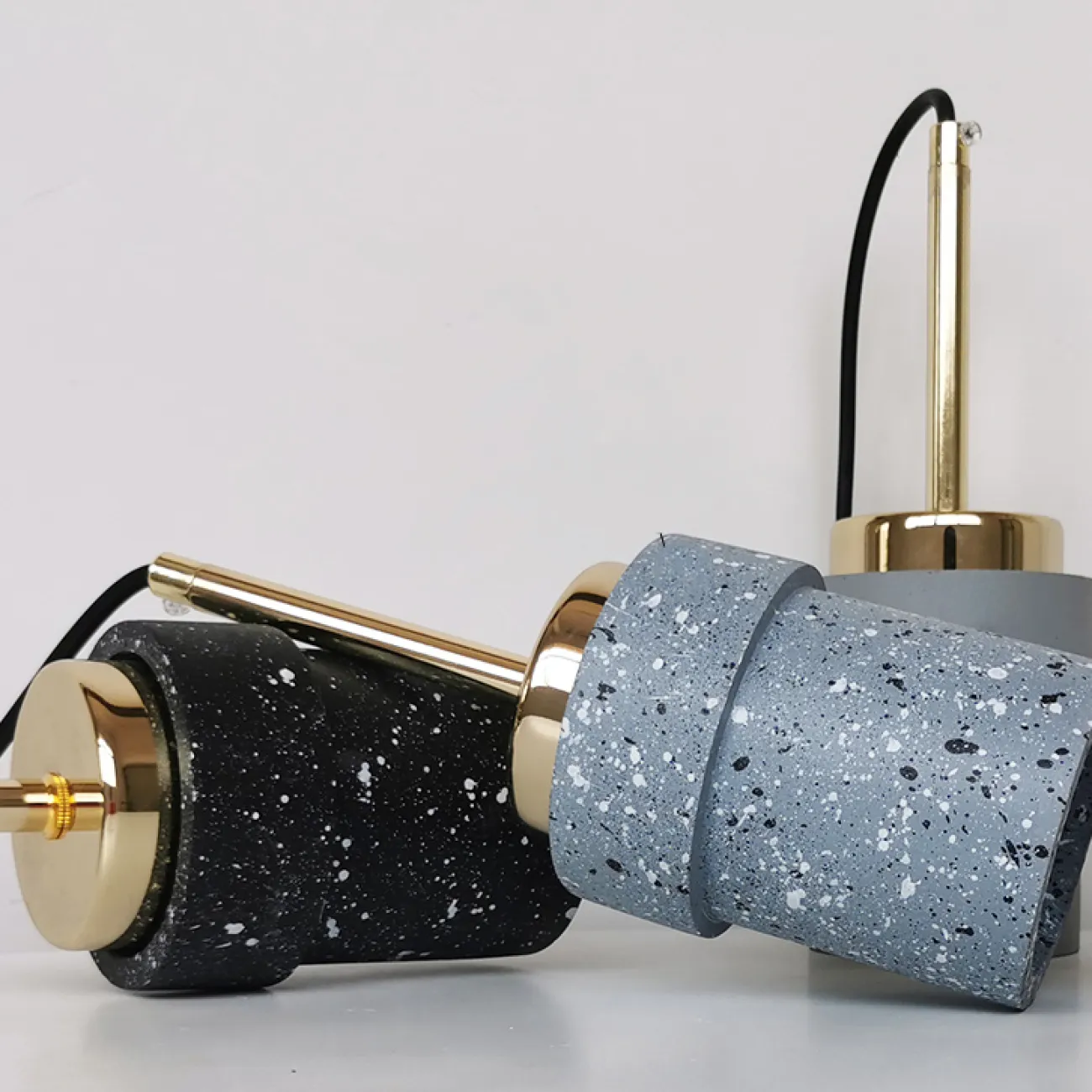 Готовая комбинация подвесных светодиодных светильников с цилиндрическими плафонами из цветного мрамора терраццо JERKEN COMBO L3 Планка