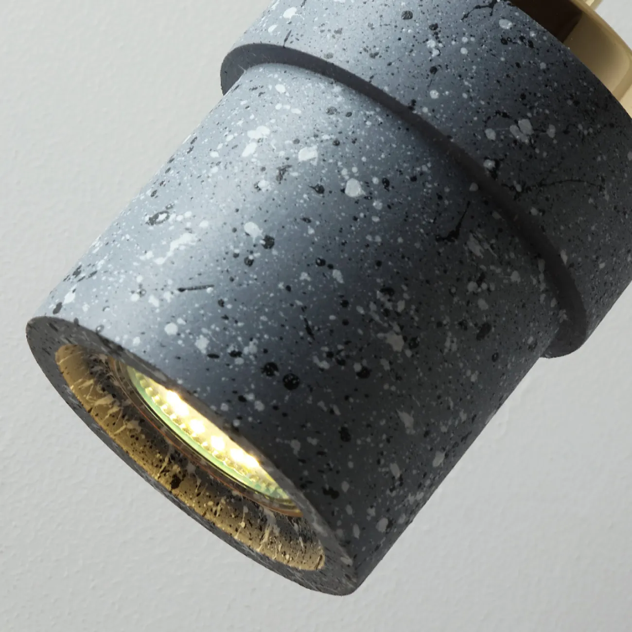 Готовая комбинация подвесных светодиодных светильников с цилиндрическими плафонами из цветного мрамора терраццо JERKEN COMBO L3 Планка