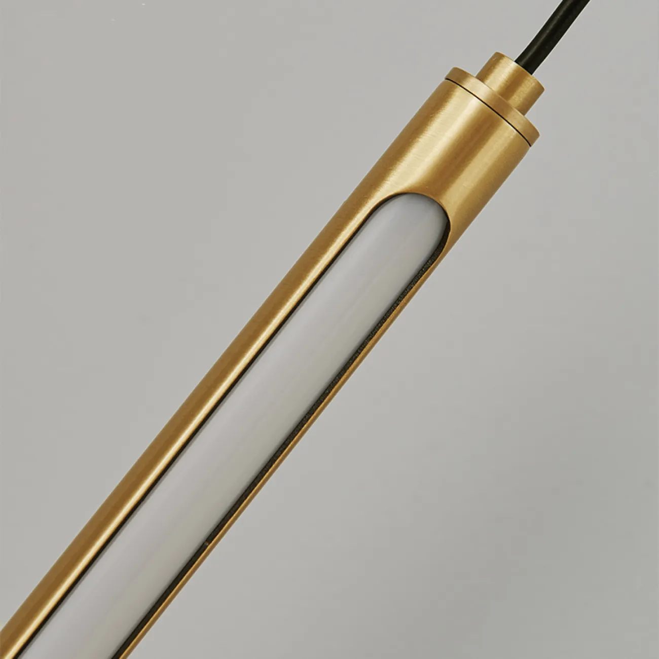 Готовая комбинация подвесных светильников подвесных светильников с прямоугольными LED-панелями на двух вытянутых цилиндрических плафонах LYNNE B DUO Brass