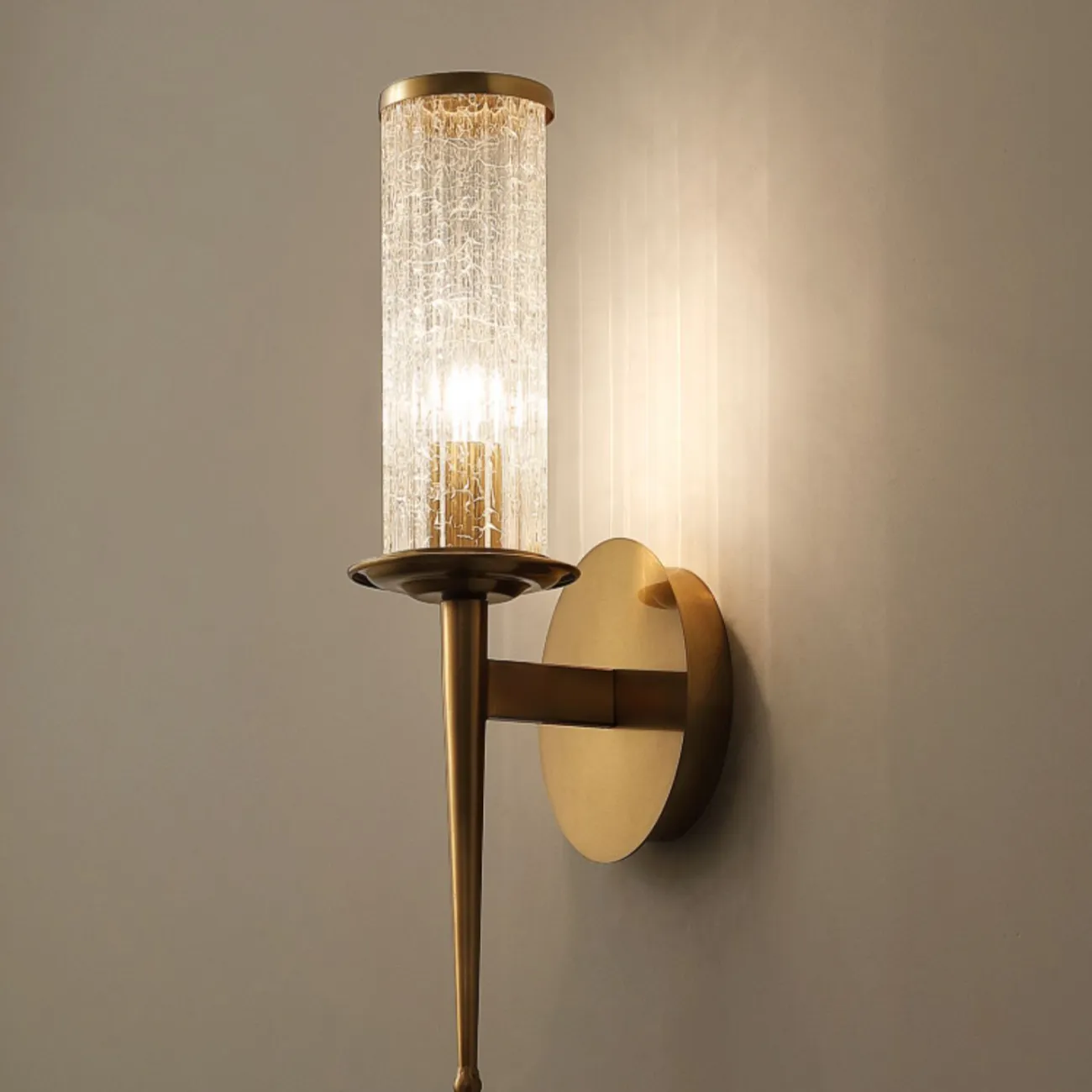 Серия настенных светильников с цилиндрическими плафонами из кракелированного стекла на конических рожках IRAIDA B L1