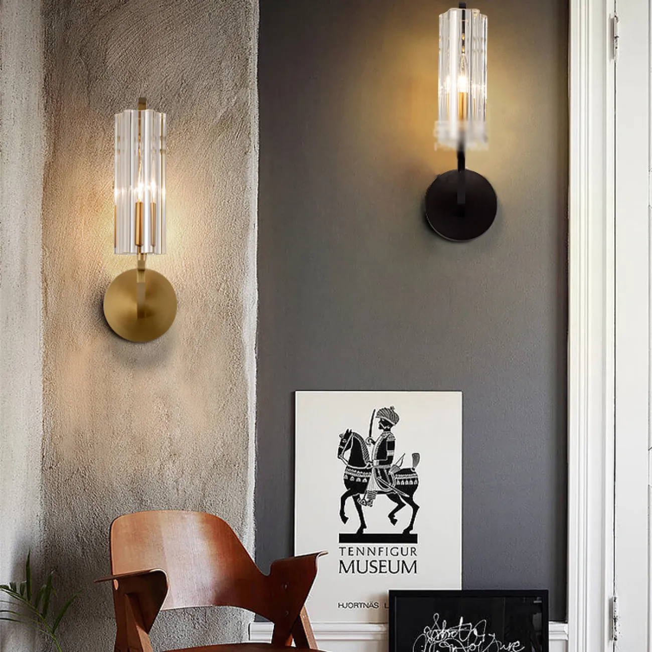 Серия настенных светильников с цилиндрическими рельефными плафонами из хрусталя на металлическом кронштейне под углом HELLA L2 Brass